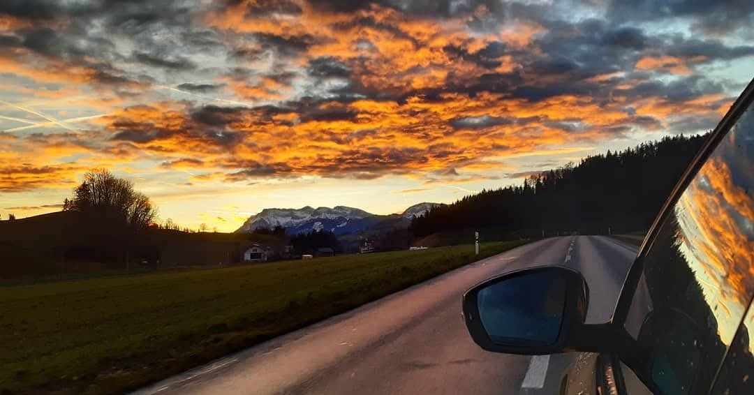 Naplemente egy hegyi úton, autóból fotózva